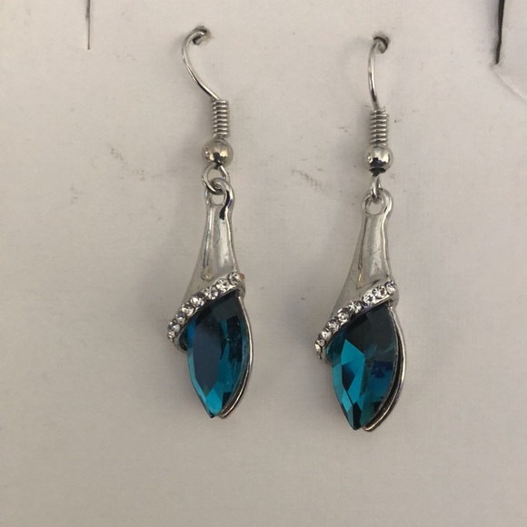 Faux blue crystal and rhinestone tear drop earrings and matching necklace - Picture 2 of 6